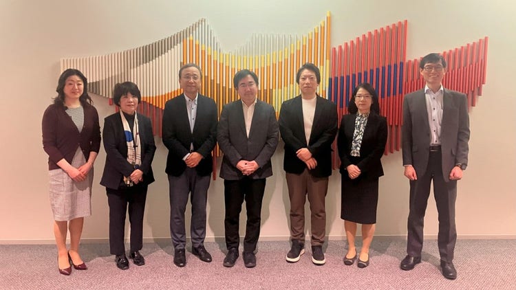 写真左からNECデジタルトラスト推進統括部 永沼、古谷氏、NEC　CDO吉崎、板倉氏、山本氏、永井氏、NECデジタルトラスト推進統括部 島村