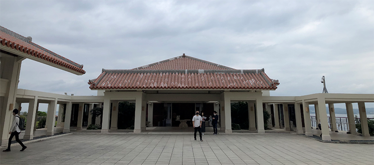 会場となった万国津梁館（筆者撮影）。当日はあいにくの天気でしたが、会場は熱気に包まれていました。