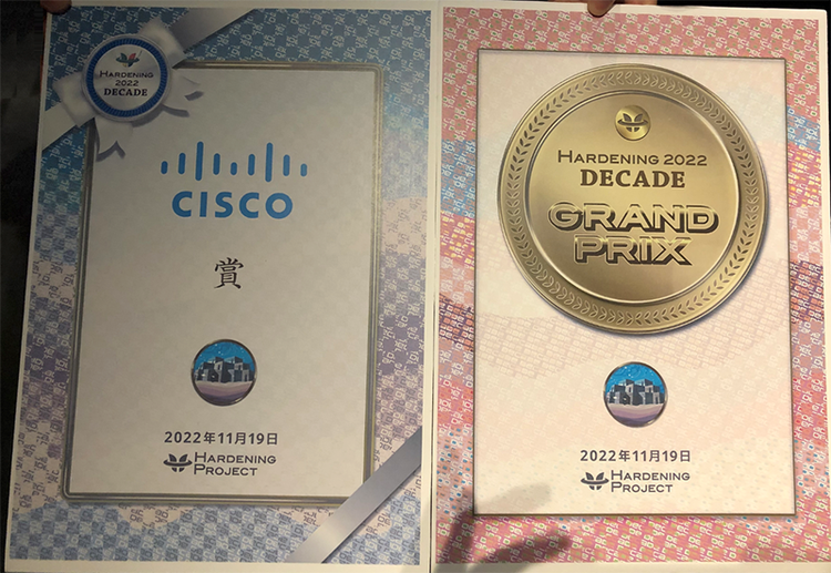 CISCO様スポンサー賞の盾（左）とグランプリの盾（右）の写真（筆者撮影）