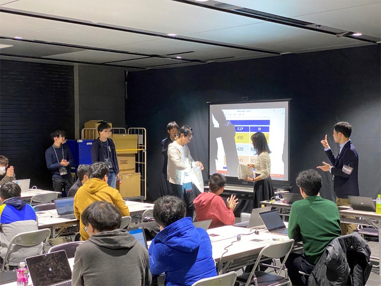 結果発表の様子。上位3名の方には景品を贈呈しました。