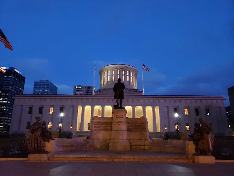 オハイオ州会議事堂。City of Columbusはオハイオ州の州都です。議事堂はダウンタウンの中心地に位置しており、周りには高層ビル等大きな建物が建っていました。