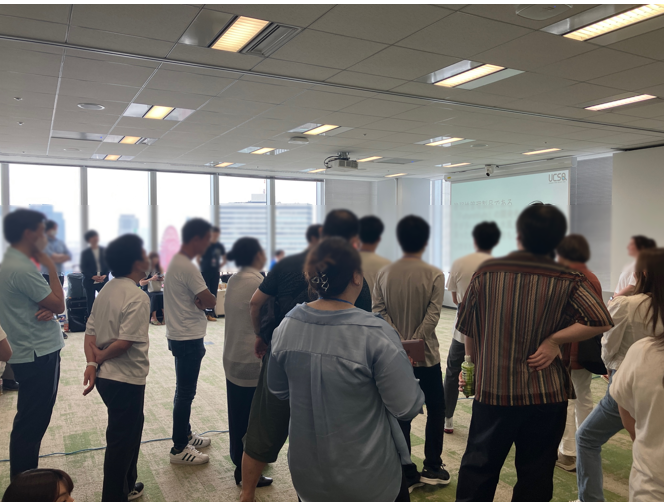 予選の様子。◯×クイズが出題され、◯だと思ったら部屋の右側、×だと思ったら部屋の左側に移動します
