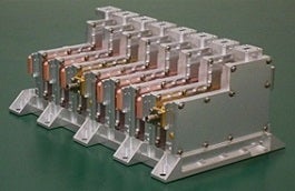 写真：衛星搭載用マルチパック型Ka帯コンバータの一部（試作品）